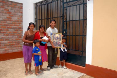 16 gennaio 2009 - Famiglia terremotata entra nella loro nuova abitazione realizzata dai salesiani del Perù attraverso la “Fondazione Don Bosco”.