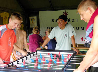 luglio 2006  Giovani e animatori giocano a calcio balilla.