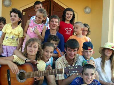 agosto 2006 – Giovani polacchi del Volontariato Internazionale Don Bosco del Centro Missionario di Varsavia insieme ad alcuni bambini albanesi.