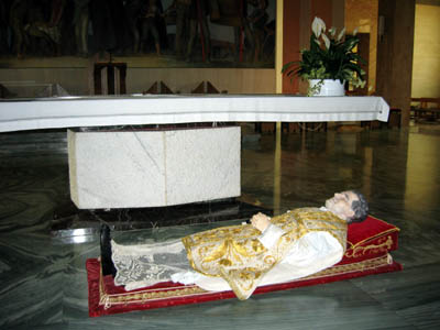 16 agosto 2006 - La statua di Don Bosco contenuta nellurna, realizzata in gesso e resina dallo scultore Gabriele Garbolino, conserva una insigne reliquia di Don Bosco.