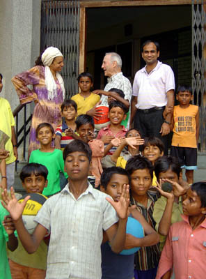 3 settembre 2006  Don Jean-Baptiste Beraud in visita allopera salesiana di assistenza ai ragazzi di strada Don Bosco Ashalayam.