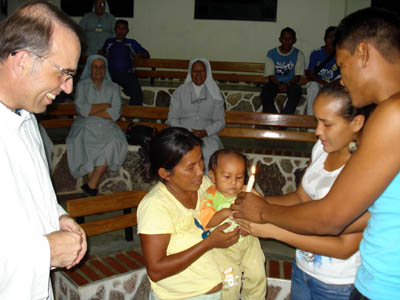 12 marzo 2009 - Don Vaclav Klement, Consigliere per le missioni, celebra il battesimo bambino etnia yekuana.
