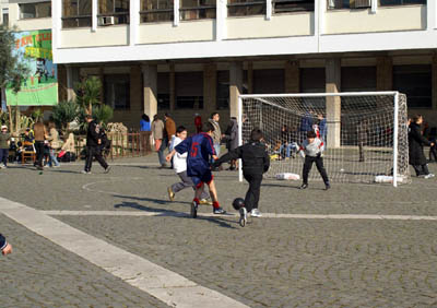 22 marzo 2009 - Giovani giocano a calcio.