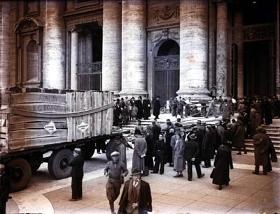 1934 - Lavori di sistemazione della statua di Don Bosco nella Basilica di San Pietro