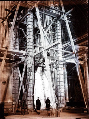 1934 - La collocazione della statua di Don Bosco a San Pietro.