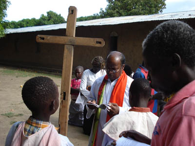 10 aprile 2009 - Don Johnson Paulraj, celebra la Via Crucis presso la parrocchia salesiana di Gumbo.