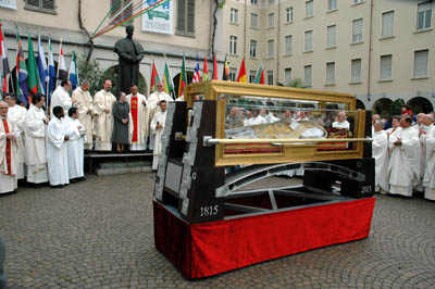 24 aprile 2009 - Lurna contenente linsigne reliquia di Don Bosco.