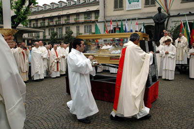 24 aprile 2009 - Don Pascual Chvez, Rettor Maggiore dei salesiani, benedice Lurna contenente linsigne reliquia di Don Bosco.