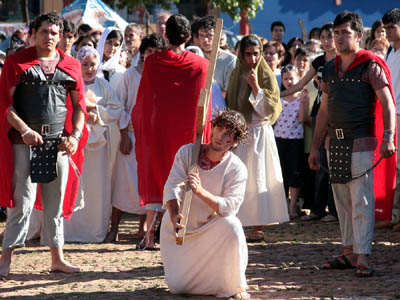 10 aprile 2009  La tradizionale Via Crucis vivente, realizzata durante la Pasqua Giovane della parrocchia salesiana Domingo Savio, dove circa 250 giovani hanno condiviso riflessioni e preghiere.