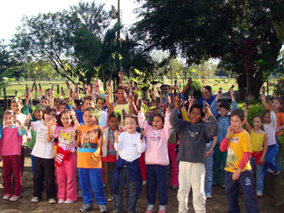 8 luglio 2009  Gruppo di bambini che hanno partecipato ad una giornata di educazione ambientale promossa dallopera salesiana Parque Dom Bosco.