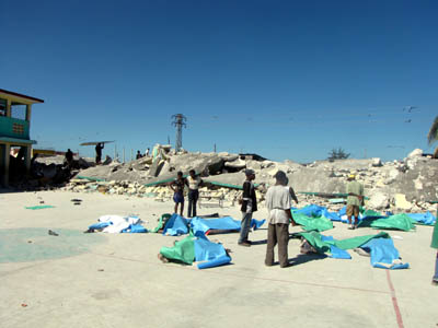 15 gennaio 2010 - I corpi di alcuni allievi e insegnanti estratti dalle macerie dell`opera ENAM.