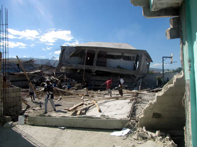 15 gennaio 2010 - Una nuova costruzione dell`opera salesiana ENAM rasa al suolo dal sisma.