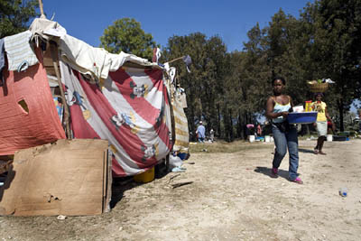 22 gennaio 2010 - Alcune donne dopo aver ricevuto gli aiuti umanitari ritornano al campo d`accoglienza dei salesiani.