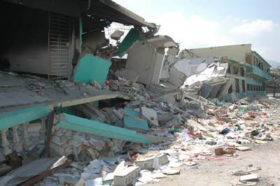12 febbraio 2010 - Uno dei padiglioni della scuola ENAM distrutti dal terremoto.
