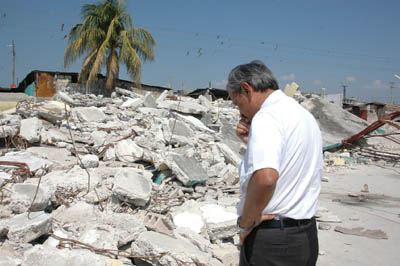 12 febbraio 2010 - Don Pascual Chvez, Rettor Maggiore, davanti alle macerie della scuola Enam.
