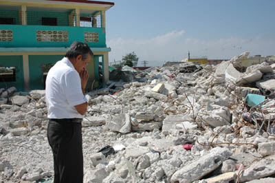 12 febbraio 2010 - Don Pascual Chvez, Rettor Maggiore in preghiera nel luogo dove sono ancora sepolte sotto le macerie 150 vittime del terremoto tra allievi e insegnanti della scuola ENAM.