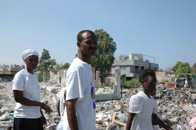 12 febbraio 2010 - Una famiglia tra le macerie a Cit Soleil.