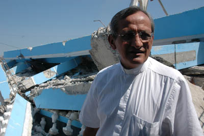 12 febbraio 2010 - Don Pascual Chvez davanti alle macerie a Cit Soleil.