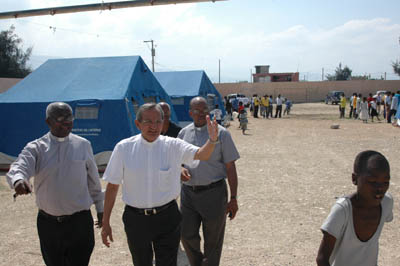 12 febbraio 2010 - Don Pascual Chvez in visita all`opera salesiana Drouillard dove  stato allestito dalla protezione civile italiana un campo di accoglienza.