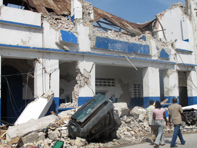 15 febbraio 2010 - Un`auto sotterrata dalle macerie di una casa crollata.