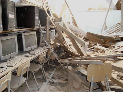 2 marzo 2010 - Un laboratorio di informatica dei salesiani di Linares gravemente danneggiato dal terremoto.