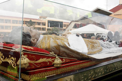 12 aprile 2010 - L`urna di Don Bosco con la teca provvisoria.