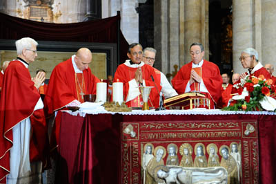 22 maggio 2010 - Celebrazione Eucaristica Duomo di Torino. Da sinistra: card. Raffaele Farina, card. Severino Poletto, Don Pascual Chvez, card. Oscar Rodriguez Maradiaga, card. Joseph Zen.