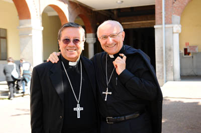 22 maggio 2010 - Mons. Nstor Montesdeoca Becerra, S.D.B.,
Vicario Apostolico di Mndez, mons. Nicols Cotugno Fanizzi, S.D.B., arcivescovo di Montevideo. Incontro vescovi salesiani.