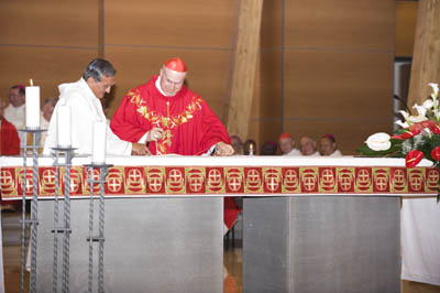 23 maggio 2010 - Il card. Tarcisio Bertone, Segretario di Stato Vaticano, firma e riceve la lettera che il Rettor Maggiore ha inviato al Papa.
