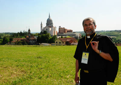 23 maggio 2010 - Don Filiberto Gonzalez, Consigliere Comunicazione Sociale, Colle delle Beatitudini. Sullo sfondo il Tempio di Don Bosco, basilica minore.