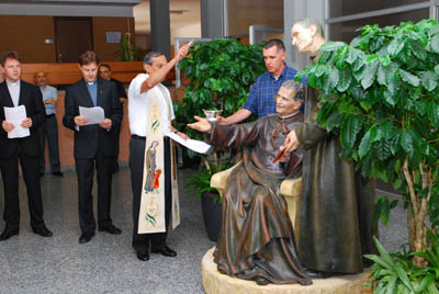 16 giugno 2010 - Don Pascual Chvez benedice la statua di Don Bosco e Don Rua, realizzata dai fratelli Kruczek.