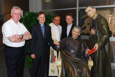 16 giugno 2010 - Don Pascual Chávez e don Adriano Bregolin con i fratelli Kruczek autori della statua di Don Bosco e Don Rua.