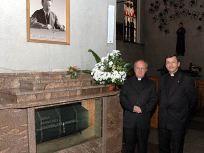 4 settembre 2009 - Il Postulatore generale, don Enrico dal Covolo, e l`Ispettore di Cracovia, don Marek Chzarn, luogo di sepoltura del Servo di Dio Jan Tyranowski (1901-1947).