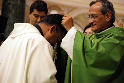 27 settembre 2009 - Don Pascual Chvez, consegna il crocifisso missionario.