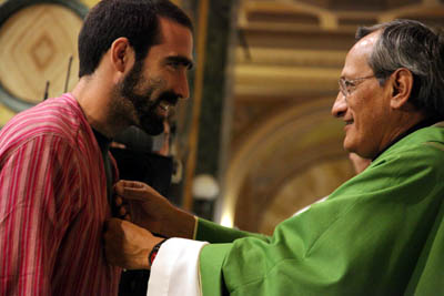 27 settembre 2009 - Don Pascual Chvez, consegna il crocifisso missionario.