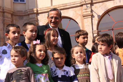 2 ottobre 2009 - Don Pascual Chvez, insieme ai giovani della scuola salesiana.
