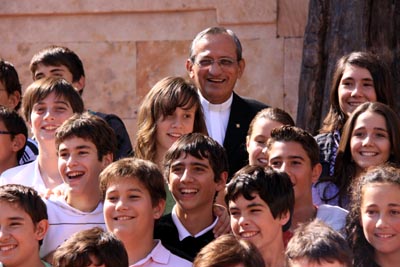 2 ottobre 2009 - Don Pascual Chvez, insieme ai giovani della scuola salesiana. 
