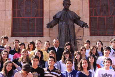 2 ottobre 2009 - Don Pascual Chvez, insieme ai giovani della scuola salesiana.