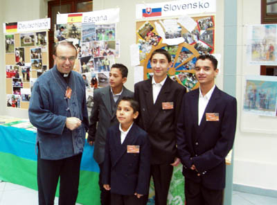 21 novembre 2009 - Don Vclav Klement, Consigliere Generale per le Missioni, insieme ad alcuni giovani zingari.