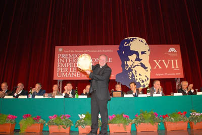 29 novembre 2009 - Don Enrico dal Covolo, Postulatore Generale per le Cause dei Santi della Famiglia Salesiana, riceve il Premio Internazionale Empedocle.