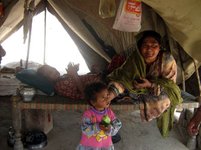 18 agosto 2010 - Una famiglie vittima delle alluvioni all`interno di una tenda.