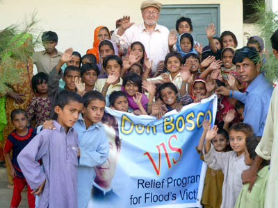 30 agosto 2010 - Don Peter Zago con alcune vittime delle alluvioni.