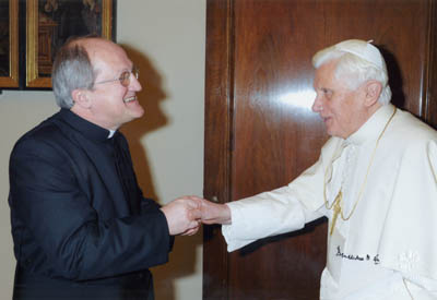 27 febbraio 2010 – Il Santo Padre, Benedetto XVI, a conclusione del Esercizi Spirituali predicati da don Enrico dal Covolo, Postulatore delle cause dei Santi.