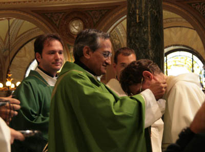 26 settembre 2010 - Don Pascual Chvez consegna il crocifisso missionario.