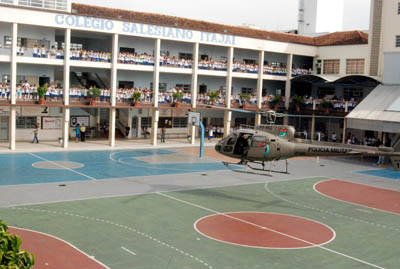 13 aprile 2010  Polizia Militare di Santa Catarina che con un elicottero nel piazzale del cortile collegio salesiano di Itaja.