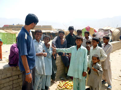 28 agosto 2010 - Ragazzi vittime delle alluvioni ricevono gli aiuti dei missionari salesiani.