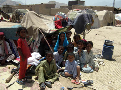 18 agosto 2010 - Bambini vittime delle alluvioni al campo d`accoglienza.
