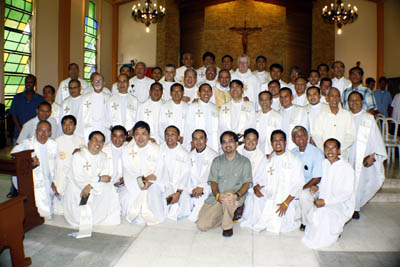 20 ottobre 2010 - Don Pascual Chvez, Rettor Maggiore, e il suo Vicario, don Adriano Bregolin, al termine dell`Eucaristia con i salesiani dell`Ispettoria delle Filippine Sud (FIS).