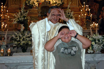 2 febbraio 2010 - Don Pascual Chvez, Rettor Maggiore, ripete il gesto della Strenna 2010 insieme ad un bambino.