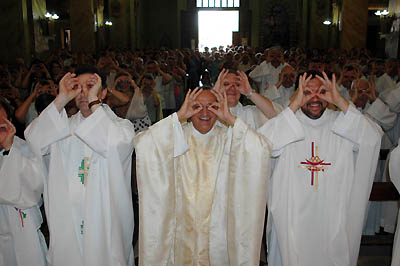 2 febbraio 2010 - Don Pascual Chvez, Rettor Maggiore, ripete il gesto della Strenna 2010 insieme a tutta l`assemblea eucaristica.